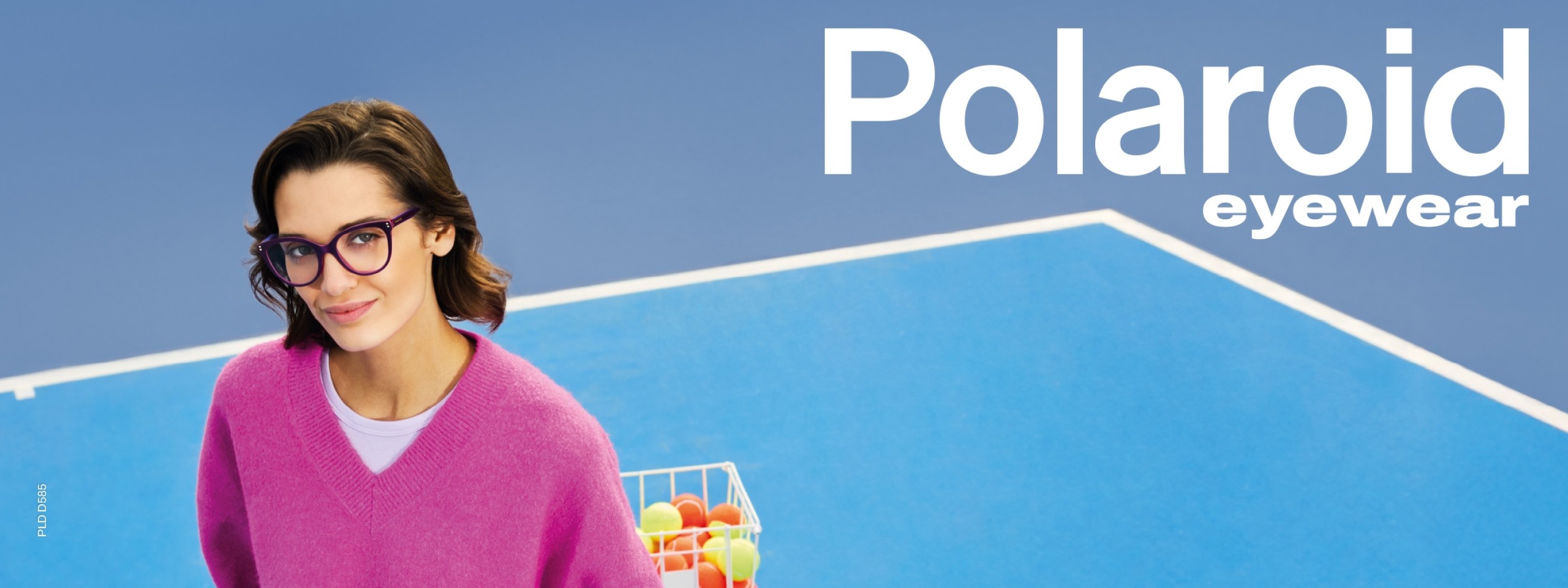 Polaroid: Frau mit Brille steht auf einem Tennisplatz